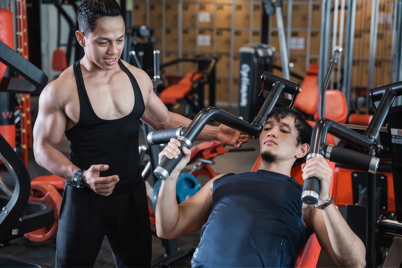 Atlet melakukan latihan dada di gym