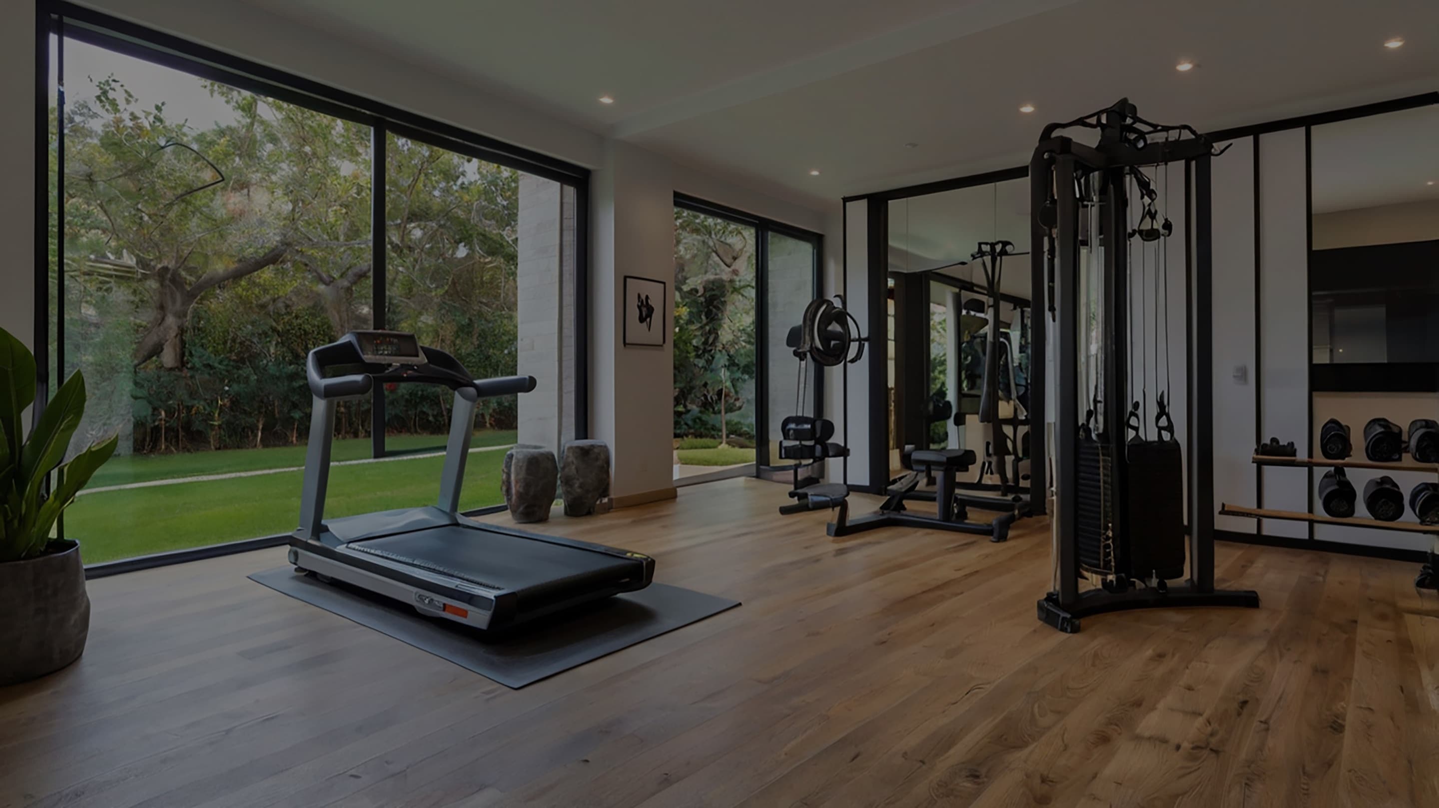 Home gym terbuka dengan pintu kaca menuju taman