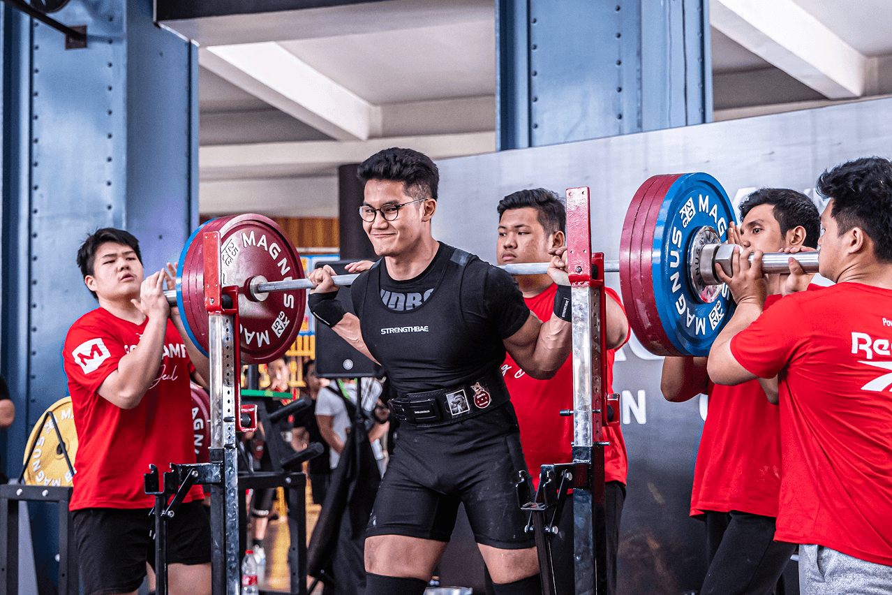 Para atlet powerlifting berlatih bersama di StrengthBae
